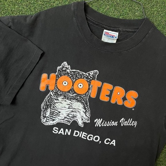 Vintage 90s Hooters Mission Valley San Diego, CA Graphic Single Stitch Tee Shirt - Picture 1 of 6